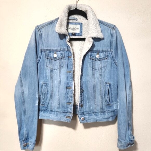 Ashley Vintage Charm Sherpa Lined Lightwash Denim Jean Jacket Size Small - Picture 6 of 9